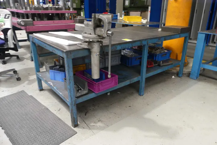 Werkbank, mit Schraubstock, ohne Inhalt Maße in cm ca. 210 x 101 x 76